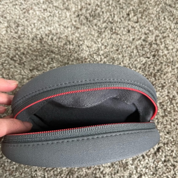 Beats by Dre Headphones Case (Soft Case w/ Inside Pocket) Gray with Red Accents - Picture 4 of 5